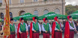 Svečanim mimohodom ušetali smo u festivalske dane Zlatnih žica Slavonije