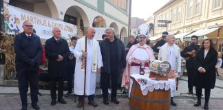 U sklopu požeškog Martinja održan obred krštenja mošta, a ovogodišnji vinski kum je Dražen Vuković