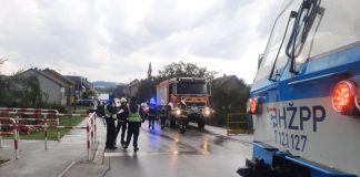 UPRAVO U PLETERNICI: U naletu vlaka na automobil dvoje ozlijeđenih