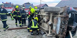 UPRAVO: Automobil sletio u putni kanal, dvije osobe ozlijeđene