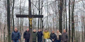 ŽRTVA KOJA ŽIVI: Obitelji poginulih hrvatskih branitelja podno Baze Papuk odale počast svojim najmilijima