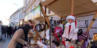 Požega otvorila vrata Božićnog sajma u pješačkoj zoni: Uživajte u blagdanskoj čaroliji