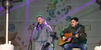 Acoustic duo Teo Kifer i Marko Marić zabavljali posjetitelje požeškog Adventa