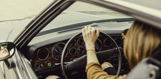 Pijana recidivistica (26) udarila u dva parkirana automobila i pobjegla