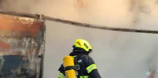 U Jakšiću gori dvorišna zgrada, vatrogasci gase požar