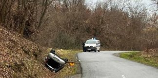 Uslijed neprilagođene brzine došlo je do višestrukog prevrtanja automobila