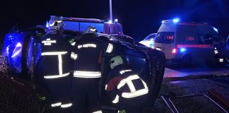 Pijana vozačica (24) sletjela s ceste, automobil završio na krovu