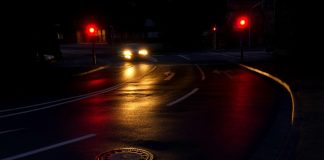 19-godišnja vozačica izgubila kontrolu nad vozilom te udarila u automobil koji je čekao na semaforima