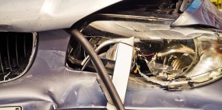 ZABORAVIO POVUĆI RUČNO: Automobil udario u zid obiteljske kuće te drugo parkirano vozilo