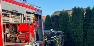 UPRAVO: Automobil sletio s ceste i zapalio se