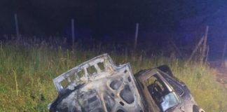 Pijan sletio u putni kanal, automobil mu izgorio- policija u vozilu pronašla pušku, sjekiru i noževe