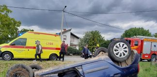 Automobil sletio s ceste i završio na krovu u Krivaju