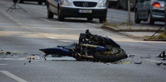 Motociklist pao zbog ulja s neispravnog traktora kod Ruševa