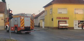 Teretni automobil završio u izlogu pekare