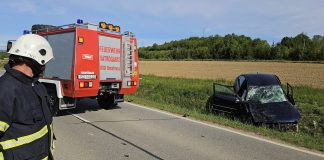 Automobil sletio s ceste između Daranovaca i Zakorenja. Intervenirali i brestovački vatrogasci