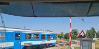 Što se događa na pružnom prijelazu u Čaglinu? Vlak prolazi, rampa podignuta