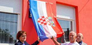 U Buku otkrivena spomen-ploča u čast poginulom hrvatskom branitelju Tomi Periću