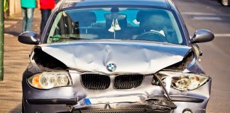 Vozač u Požegi udario parkirani automobil pri vožnji unazad – uručena mu obavijest o prekršaju