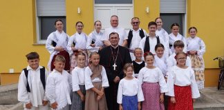 Biskup Ivo uveo u službu novog župnika u Davoru