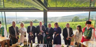 Napunjene butelje festivalskog vina najavile početak Zlatnih žica Slavonije 2025.