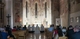 Molitveno bdijenje uoči đakonskog ređenja u Požegi