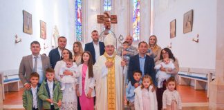 Biskup Ivo krstio troje djece u Voćinu