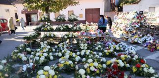 Iza Gradske kuće tradicionalna prodaja cvijeća i aranžmana uoči blagdana Svih svetih