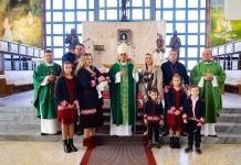 Biskup Ivo krstio peto dijete roditelja Stanišić u Pleternici