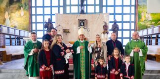 Biskup Ivo krstio peto dijete roditelja Stanišić u Pleternici