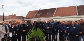 Vijenci i svijeće u Požegi uoči Dana sjećanja na Vukovar i Škabrnju