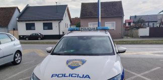 Vozač izgubio nadzor nad vozilom i udario parkirani automobil, ozlijeđeno dijete