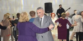 NITKO NE SMIJE BITI SAM Na druženju starijih sugrađana bez supružnika, okupilo se 300-tinjak Požežana