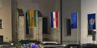 BLJEŠTAVA ATRAKCIJA U CENTRU GRADA: Okićeni Daewoo Tico plijeni poglede sugrađana