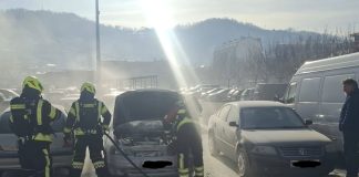 Požar automobila na parkiralištu trgovačkog centra u Požegi