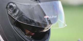 Mladić (17) izgubio kontrolu nad motociklom i zabio se u stablo
