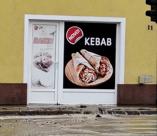 Puknuće cijevi izazvalo poplavu na križanju, neka kućanstva ostala bez vode