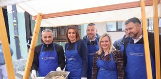 Tradicionalna podjela posnog obroka na Veliki petak okupila građane u Požegi