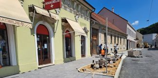 U SREDIŠTU POŽEGE Počelo postavljanje kocki na nogostup u Ulici Matice hrvatske