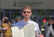 Rektorova nagrada i pohvalnica EFOS-a u rukama studenta Manuela Mršića