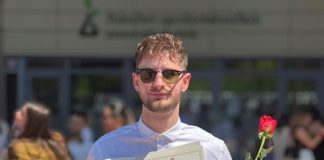 Rektorova nagrada i pohvalnica EFOS-a u rukama studenta Manuela Mršića