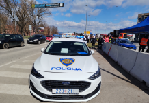 Pijani 71-godišnjak pretjecao preko pune linije pa završio u kanalu