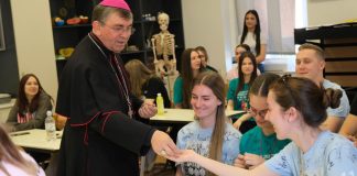 Susret biskupa Ive s maturantima požeške Katoličke gimnazije