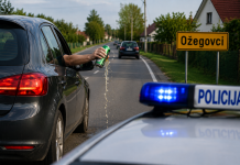 ŠTO MU BI? Kroz prozor automobila prolijevao pivo i pokazivao stražnjicu prolaznicima