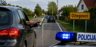 ŠTO MU BI? Kroz prozor automobila prolijevao pivo i pokazivao stražnjicu prolaznicima