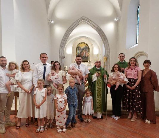 Biskup Ivo krstio troje djece u Velikoj