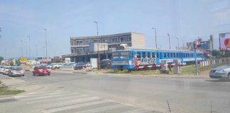 IGNORIRAO SIGNALIZACIJU NA PRUŽNOM PRIJELAZU: Vozač (87) automobilom udario u polubranik pa pobjegao s mjesta nesreće