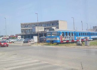 IGNORIRAO SIGNALIZACIJU NA PRUŽNOM PRIJELAZU: Vozač (87) automobilom udario u polubranik pa pobjegao s mjesta nesreće