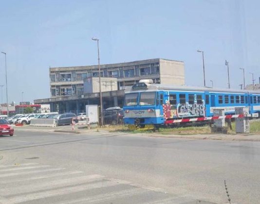 IGNORIRAO SIGNALIZACIJU NA PRUŽNOM PRIJELAZU: Vozač (87) automobilom udario u polubranik pa pobjegao s mjesta nesreće