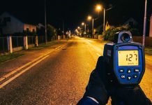 U naselju vozio 127 km/h, kod sebe nije imao ni vozačku dozvolu ni osobnu iskaznicu