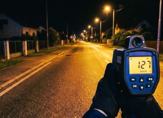 U naselju vozio 127 km/h, kod sebe nije imao ni vozačku dozvolu ni osobnu iskaznicu